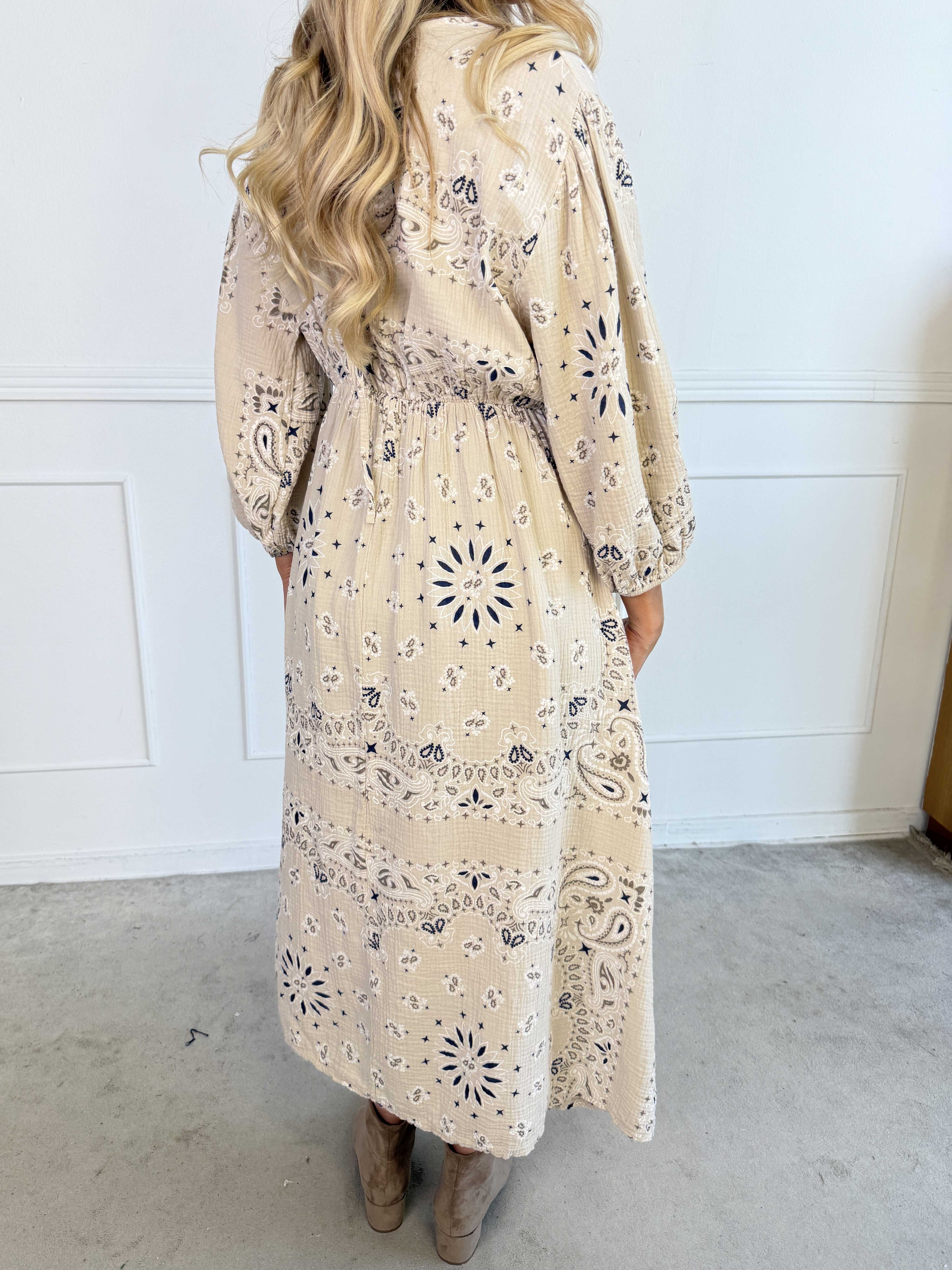 Jasmin Paisley – Plus size klänning i mjuk bomullsmuslin med paisleymönster